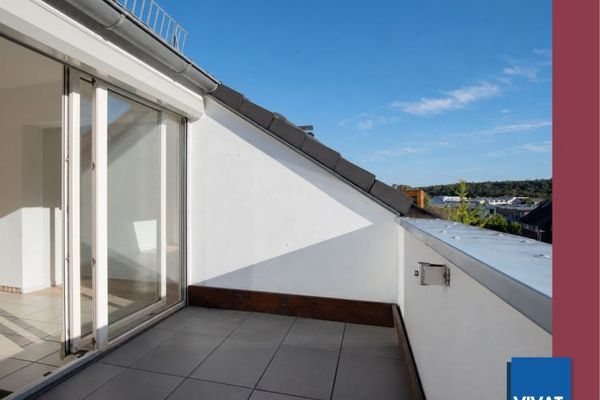 Habiter avec vue dégagée ! Appartement mansardé bien agencé de 2,5 pièces avec terrasse sur le toit, carport, cuisine équipée, WC invités