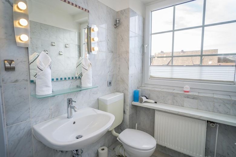 List/Sylt: charmante Eigentumswohnung Obergeschoss (1.Stock) + DG – Bad