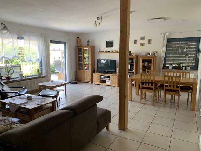 Mieszkanie z dużą ilością przestrzeni w domu i ogrodzie – Wohn- und Esszimmer