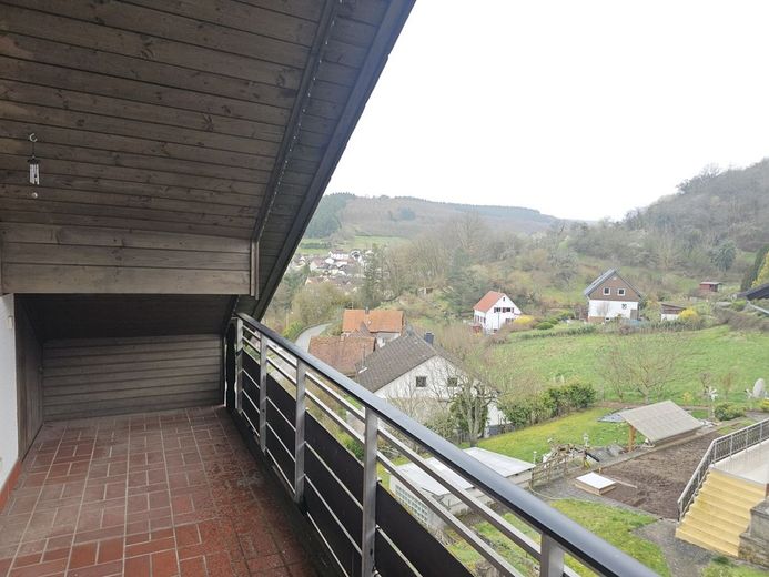 Tief durchatmen - Wohnen in der Ruhezone!
Große Eigentumswohnung im Lautertal zu verkaufen. – 5267 - Loggia Balkon