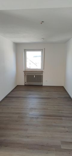 Schöne 2,5-Zimmer Wohnung im 3. OG mit Einbauküche, Balkon und Garage – offenes Esszimmer