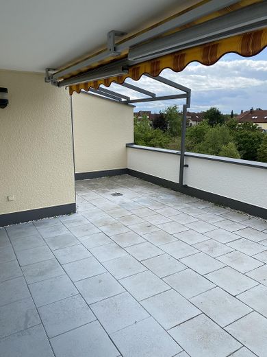 Großzügige 4-Zimmer-Wohnung mit West-Terrasse, Balkon und Tiefgarage – große Terrasse