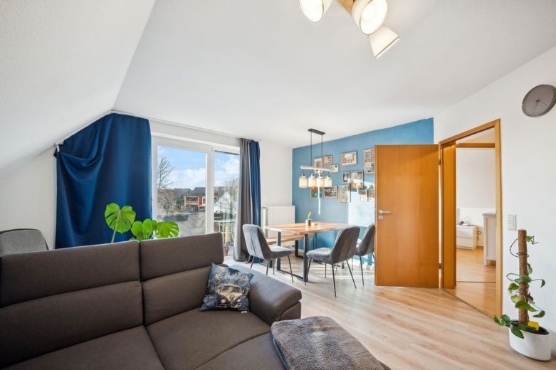Kapitalanleger aufgepasst: Vermietete Maisonette-Wohnung mit Balkon und Stellplatz in Gifhorn/Gamsen – Wohnzimmer