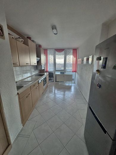 Yeni yenilenmiş 3 odalı kat mülkiyetli daire, 75 m², 7. kat, balkonlu, tamamen mobilyalı, 145.950 € – Küche