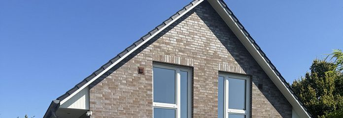 Wohlfühlpaket: Modernes, zentral gelegenes und ruhiges Einfamilienhaus! – Blick aufs Haus von vorn