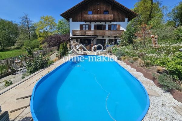 Attraktive 5-Zimmer-Maisonettewohnung in Alleinlage mit eigenem Garten&Pool
