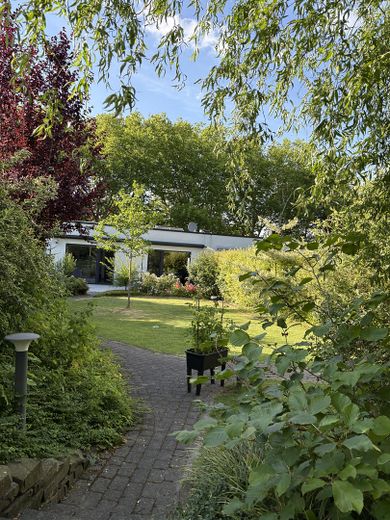 Blick vom Garten auf das Haus