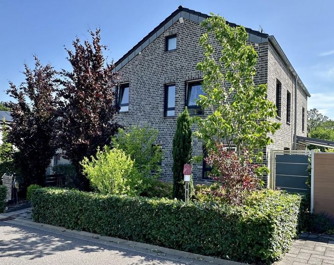 Modernes Wohnen für Familien: Freistehendes A+ Einfamilienhaus mit großzügigen Außenflächen – Straßenansicht