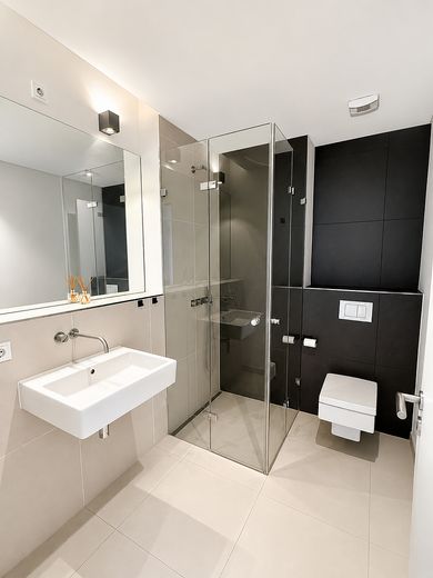 Penthouse in PRÄDIUM Frankfurt – luxury above the rooftops of the Main metropolis – Badezimmer neben Schlafzimmer 