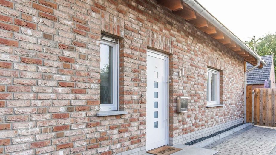 Charmantes Einfamilienhaus mit hochwertiger Küche! – Hauseingang