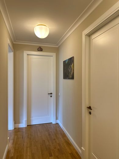 Saniert & bezugsfrei in Westend: 130 m², 2 Balkone, 2 Bäder, Stellplatz – provisionsfrei – Flur