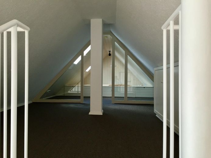 Altstadt-Stadthaus mit Mainblick, Dachterrasse, Mieteinnahmen & Ausbaupotenzial – provisionsfrei – Wohnung 2.OG