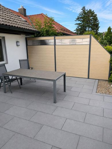 Bungalow bien entretenu avec piscine – Terrasse