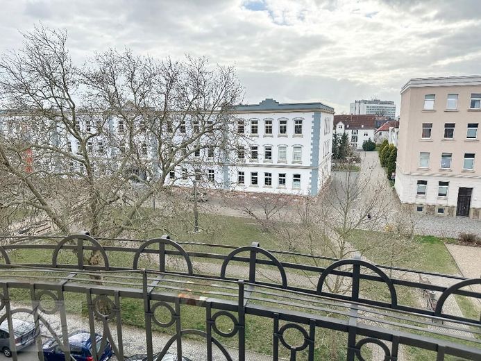 ***EXKLUSIVE 2-RAUM-ALTBAUWOHNUNG MIT STUCKDECKEN &amp; " BALKONEN *** Wohnen im Herzen von Alt-Riesa – Blick vom kleinen Balkon