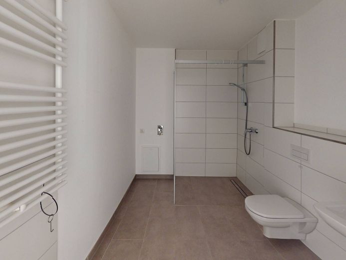 Oasi di benessere inondata di luce di 83 m²: moderno appartamento di 3 locali con balcone a Villingen – Badezimmer