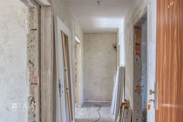 Provisionsfrei: Mehrfamiliendoppelhaus mit 10 Wohneinheiten - attraktives Entwicklungspotenzial – Haus A - Flur