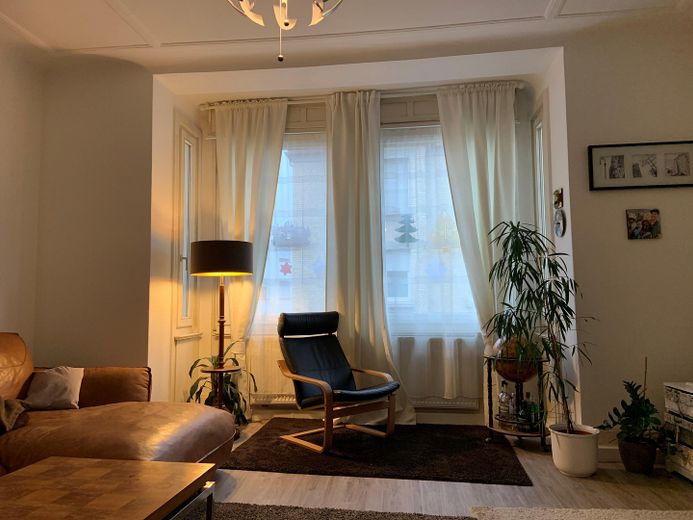 Maklerfrei: Altbau-Wohnung mit Charme in begehrter Lage! – Wohnzimmer
