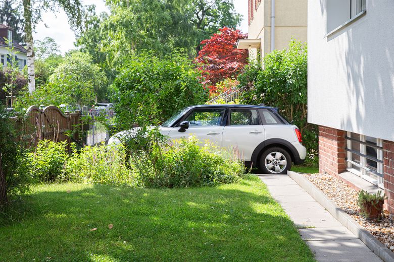 Wohnen + Kapitalanlage: Top gepflegtes, aufwendig saniertes 30er-Jahre-Haus in 1A-Lage Zehlendorf – PKW-Stellplatz …