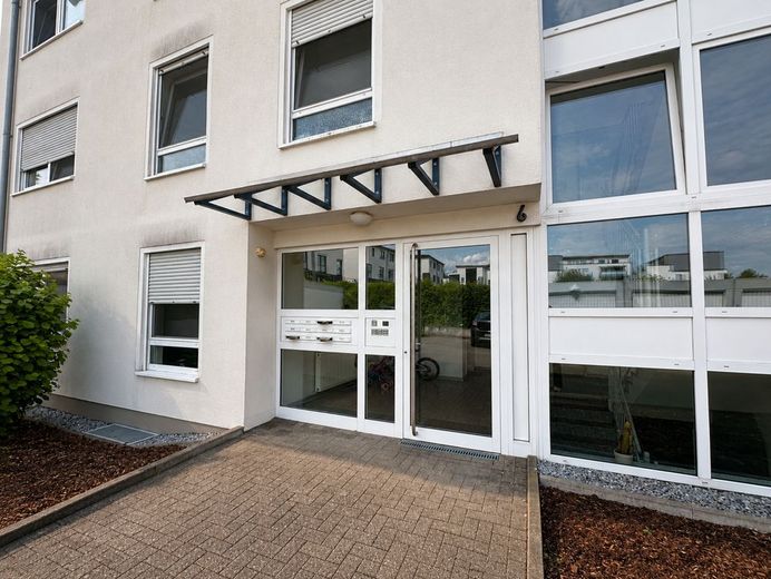 Vermietete Eigentumswohnung mit Terrasse und Gartenanteil in Haßlinghausen – Hauseingang