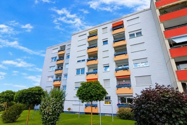 Nowa okazja zakupu! Zadbane mieszkanie własnościowe z windą, garażem i wspaniałym widokiem na daleką okolicę