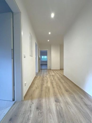 Sanierter Erstbezug- sehr helle 2-Zimmerwohnung, auch als Gewerbe nutzbar – Flur