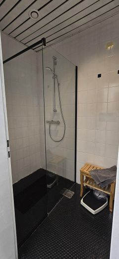 Mit Klimaanlage: Praxis, Gewerbefläche, Physio, Beautysalon, Büro – Dusche