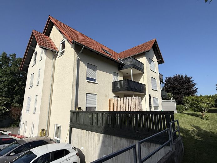 Helle 3-Zimmer-Erdgeschosswohnung mit Terrasse – Hausansicht
