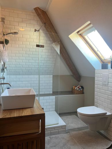 Charmante 2,5-Zimmer-Wohnung in zentraler Lage von Friedrichshafen – Bad 2