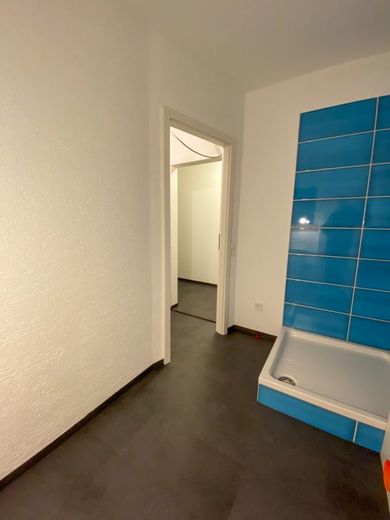 Ruhige Renovierte 2 Zimmer Wohnung – Bad