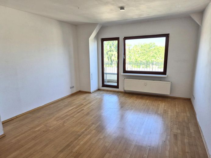 Wohnzimmer mit Balkon