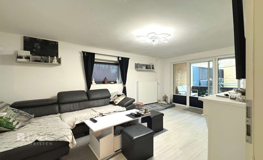 ***Großzügiges Wohnen auf drei Etagen mit Kamin, Balkon und separater Einliegerwohnung*** – Wohnzimmer KG