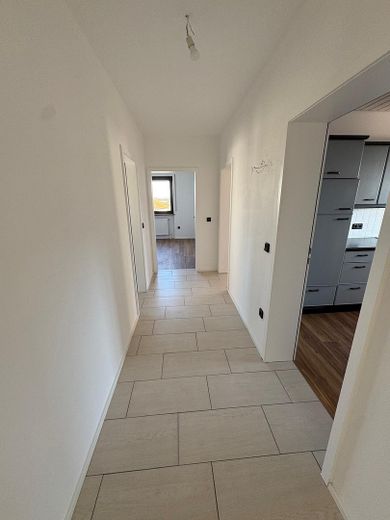 Hepberg’in merkezi konumunda geniş, kapsamlı şekilde yenilenmiş 3 odalı, 1. kat dairesi + 2 balkon – Flur/Gang