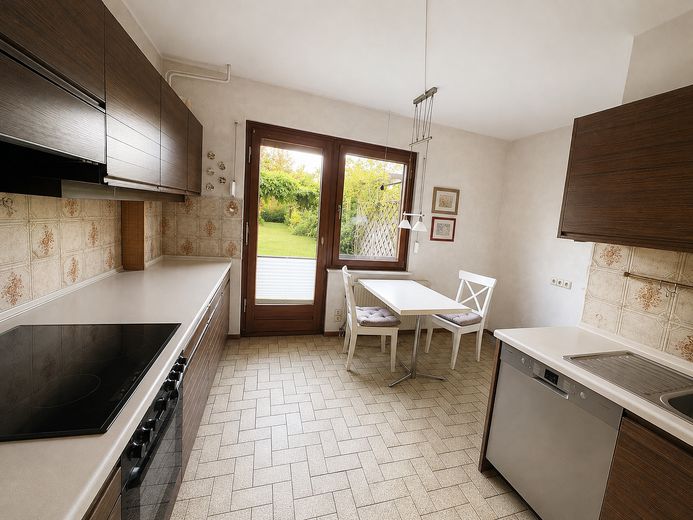 Casa unifamiliare con grande terreno, molta privacy e molteplici possibilità – EG Küche