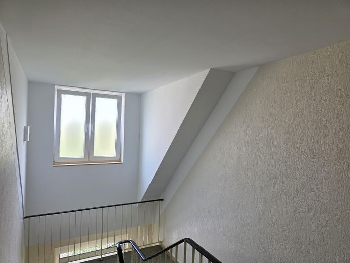 Nicht alltägliche 2,5 Raum Komfortwhg. großer Sonnenbalkon, Bad: Wanne + Dusche, Echtholzparkett – Treppenhaus