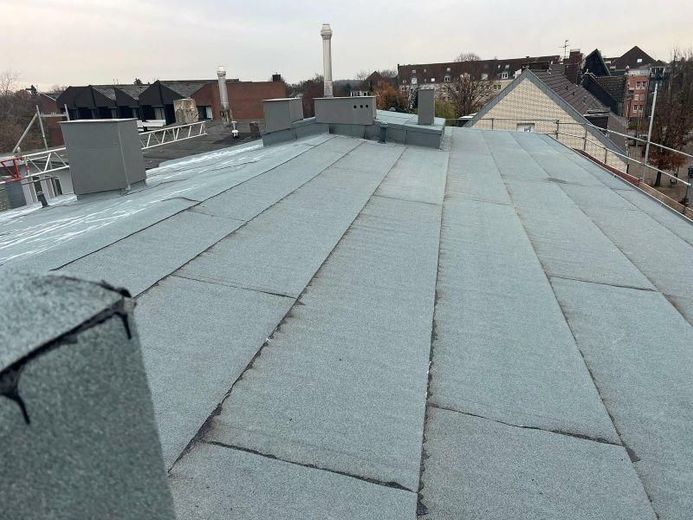 Renditestarkes Investment in 1A-Lage: 14 Wohnungen, 4 Gewerbeeinheiten, Stellplätze &amp; Garagen – 16 Dachsanierung