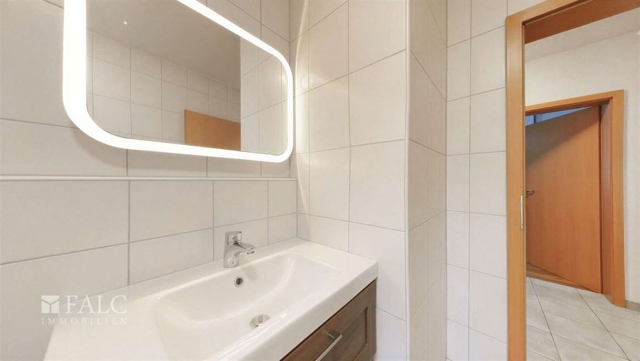 Großzügige 4-Zimmer-Wohnung mit Garten in Stuttgart Bad-Cannstatt – Badezimmer