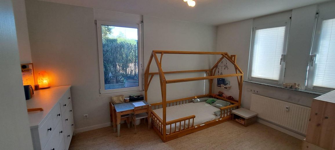 Przestronne 4-pokojowe mieszkanie dwupoziomowe na parterze w prestiżowej lokalizacji na zboczu z ogrodem – Kinderzimmer 