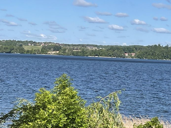 Idyllisches Haus am See mit Bootsanleger – Blick über dem See