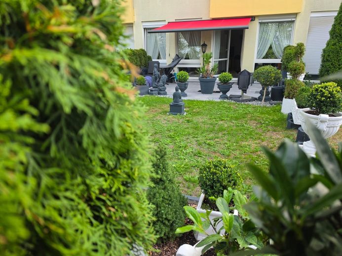Große Terrasse! Stilvolle 2-Zi.-Garten-Whg m. EBK u. guter Infrastruktur - N/West – Gartenansicht