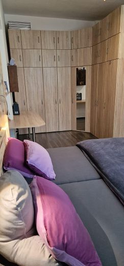 Schlafzimmer mit Tischablage