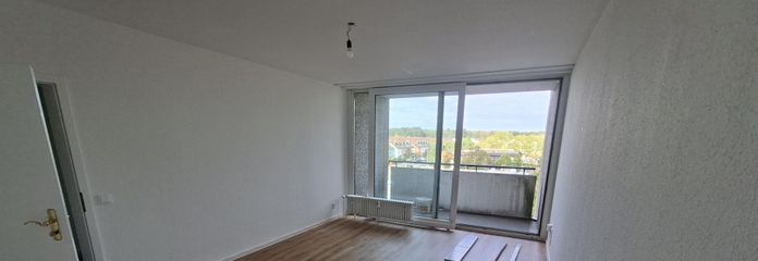 Teilsanierte 2-Zimmer Wohnung in guter Lage – Wohnzimmer