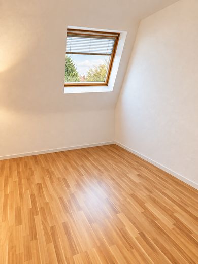 Solidna inwestycja kapitałowa we Frankfurcie | wynajęta | miejsce w garażu podziemnym w cenie – Wohnzimmer unmöbliert