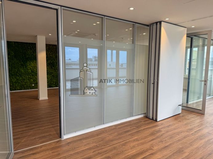 ATIK: Penthouse Provisionsfrei - exklusiv und modern im Ärzte- und Gesundheitszentrum Salutem Bahnst – Vollverglasung im Besprechungszimmer mit integriertem elektrochromen Glas, das sich per Knopfdruck milchig schaltet und als Sichtschutz dient