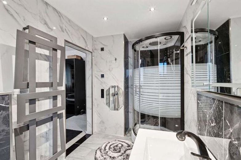 127 m² PRIVATES WOHNEN MIT EIGENEM POOL & GARTEN – 2 GARAGEN + 1.920 € KALTMIETEINNAHMEN – Hochparterre  Bad