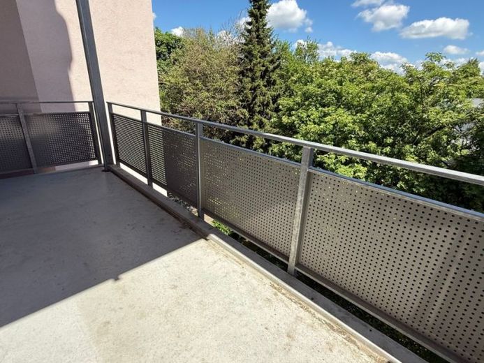 2. OG / Laminat / Wanne+Dusche+Fenster / zwei Balkon u.v.m. – Foto 1