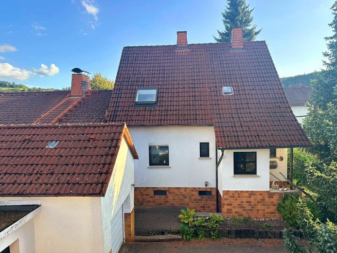 Wohnensemble aus zwei verbundenen Hausteilen – 244 m² Wohnfläche, Wintergarten & Sauna – Foto 3