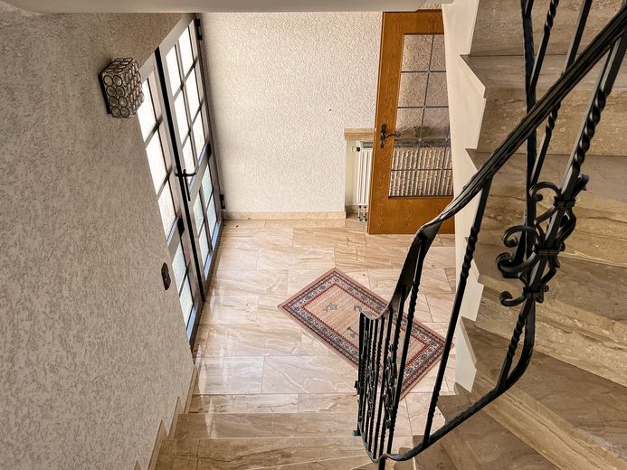 Hochwertiges Zweifamilienhaus, gehobene Ausstattung, Ausbaupotential, traumhafter Ausblick – Treppenabgang zur Haustür