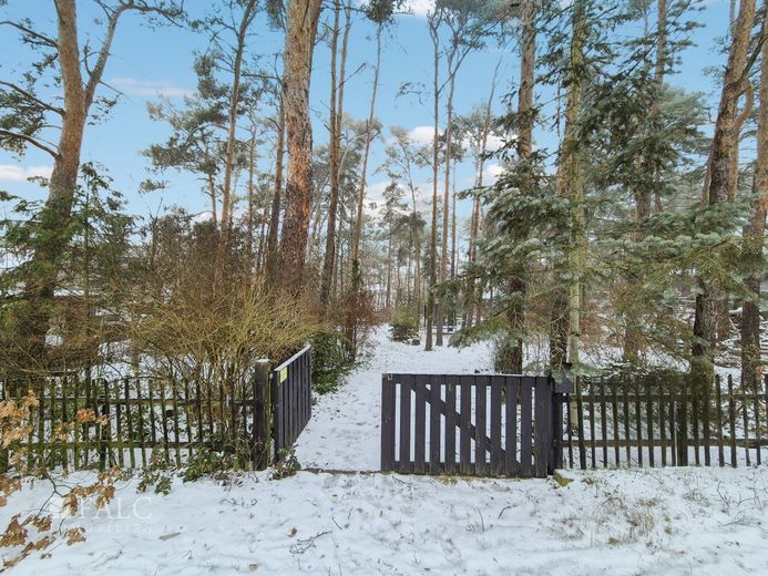 Baugrundstück mit schönem Wochenendbungalow - FALC Immobilien – Eingang