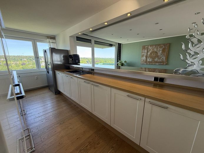 Penthouse mit großer Dachterrasse, Panoramablick & privater Sauna – Offenes Wohnkonzept