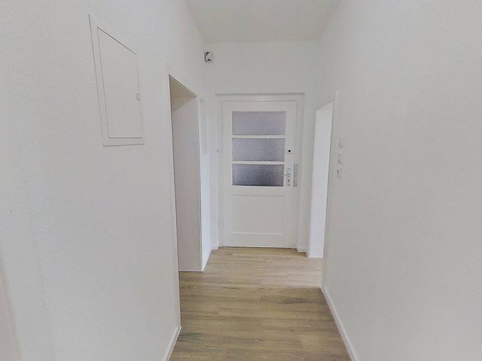 Modern gün ışığı alan banyosu ve büyük mutfağı bulunan konforlu 2 odalı daire – Flur